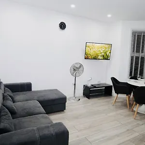 https://luxury-apt-close-to-ilford-station-with-free-parking.cambridgehotelsuk.com