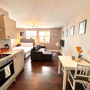 Lovely Close To Station Apartment