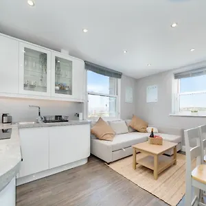 Cosy Retreat With Views Of And Sea Apartment