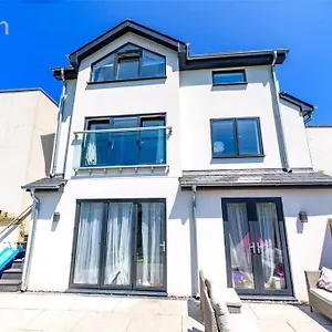 Stunning & Fun 4 Bed In The Heart Of Holiday home