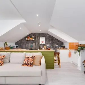 The Penthouse 3 Minutes To The Beach, Super Comfy Beds, Part Of Burlington-escapes Apartment