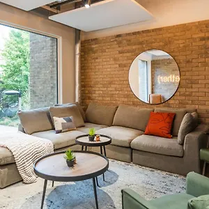 Hillfort House: Modern With Shared Kitchen In Apartment