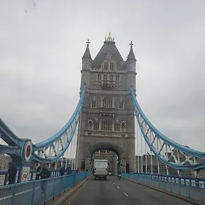 Walking To Tower Bridge Londen